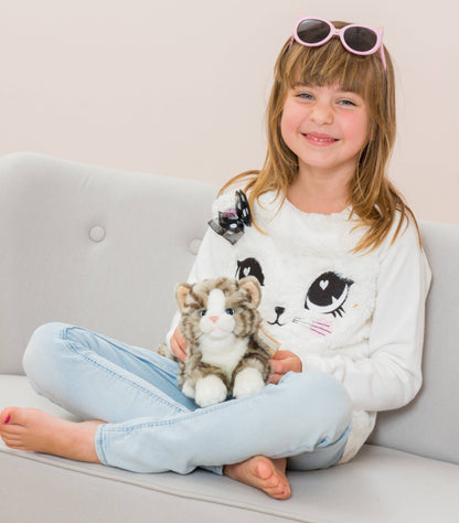 Peluche de gato gris durmiendo