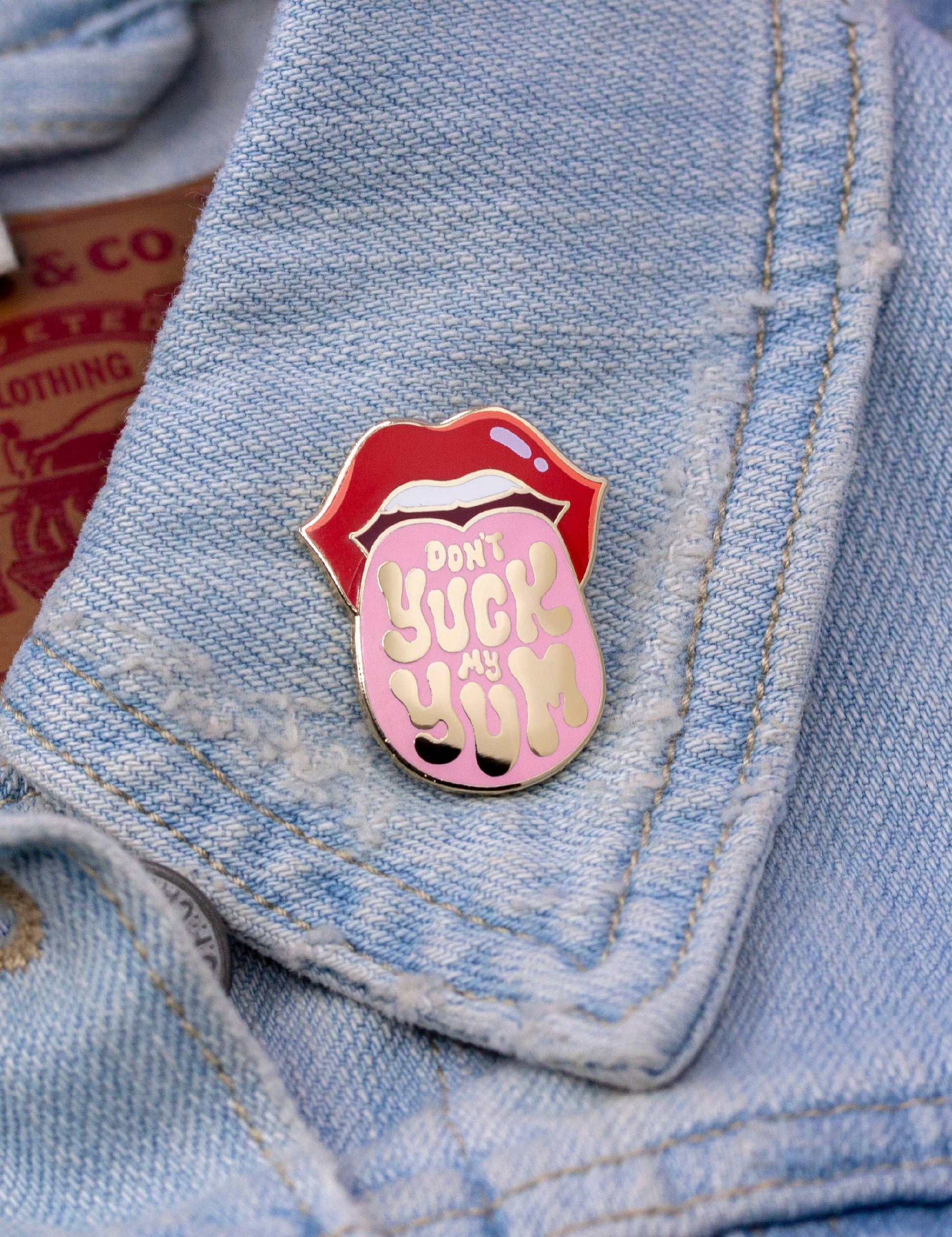 Ne – dénigre pas mes goûts broche en émail dur design soigné | Joanna Behar – vue 2