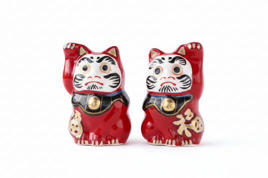 Figura de barro del gato de la suerte Daruma