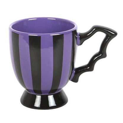 Taza de té a rayas moradas y negras con asa de ala de murciélago