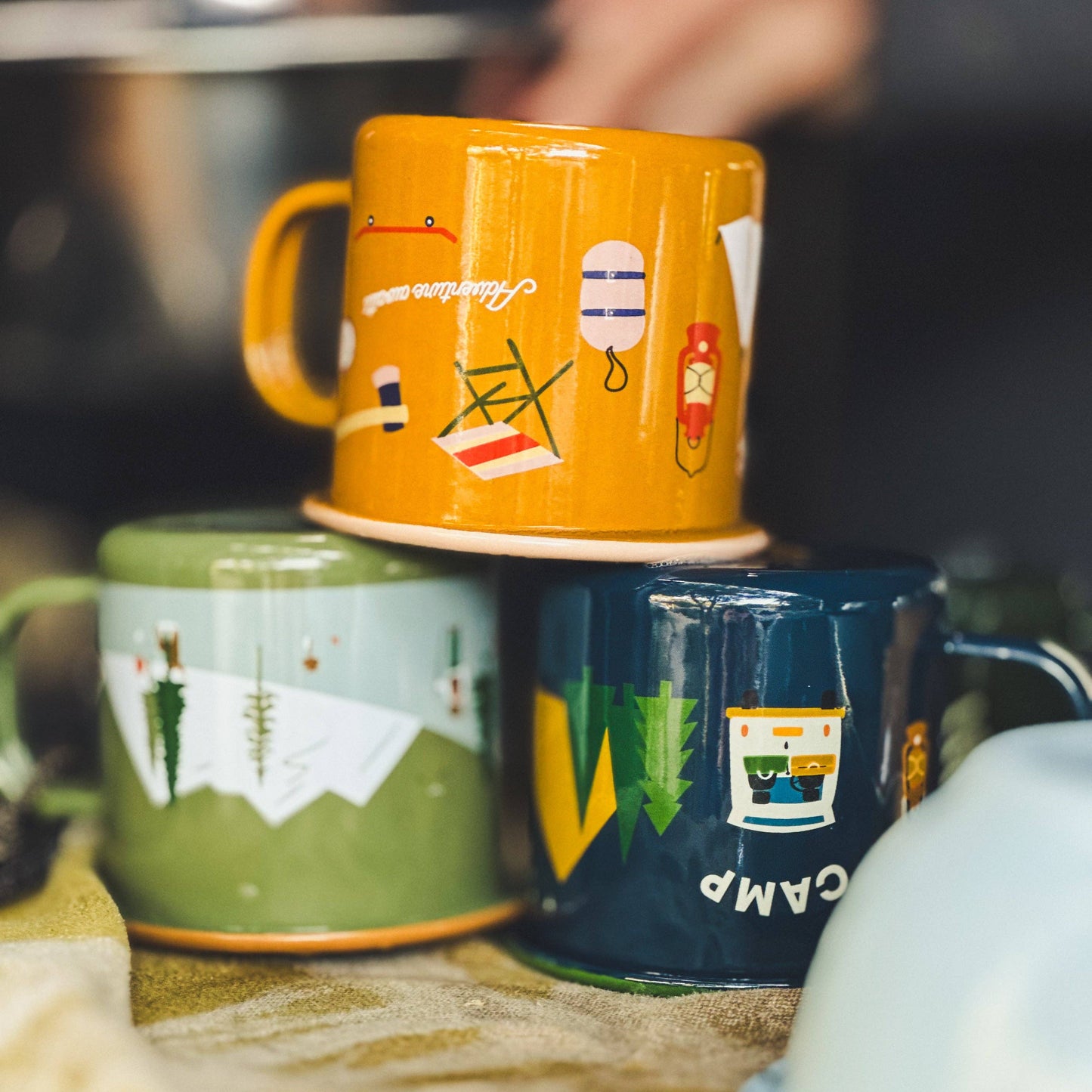 Taza de esmalte “Cosas de campamento”