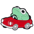 Broche sapo em descapotável vermelho