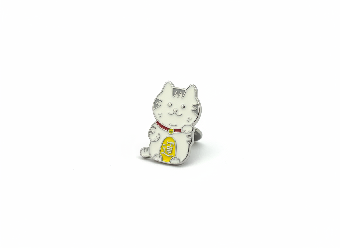 Pin de gato de la suerte