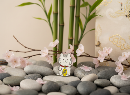 Pin de gato de la suerte