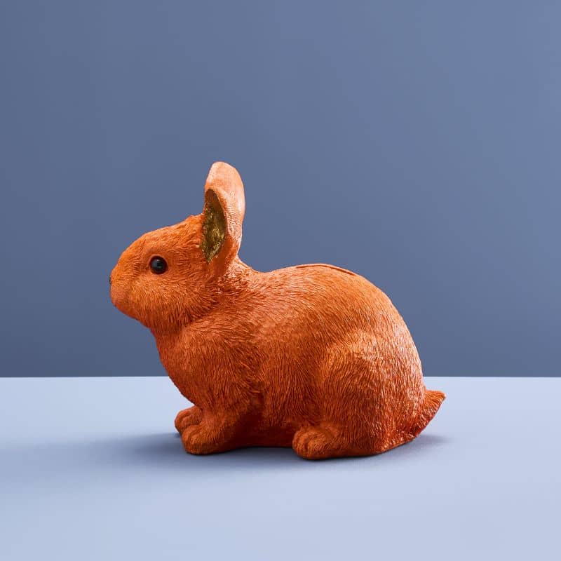 Coniglio parsimonioso, resina poliuretanica arancione, 21 x 11 x 16 cm