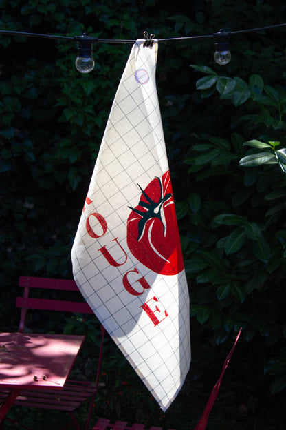 Paño de cocina con tomate rojo