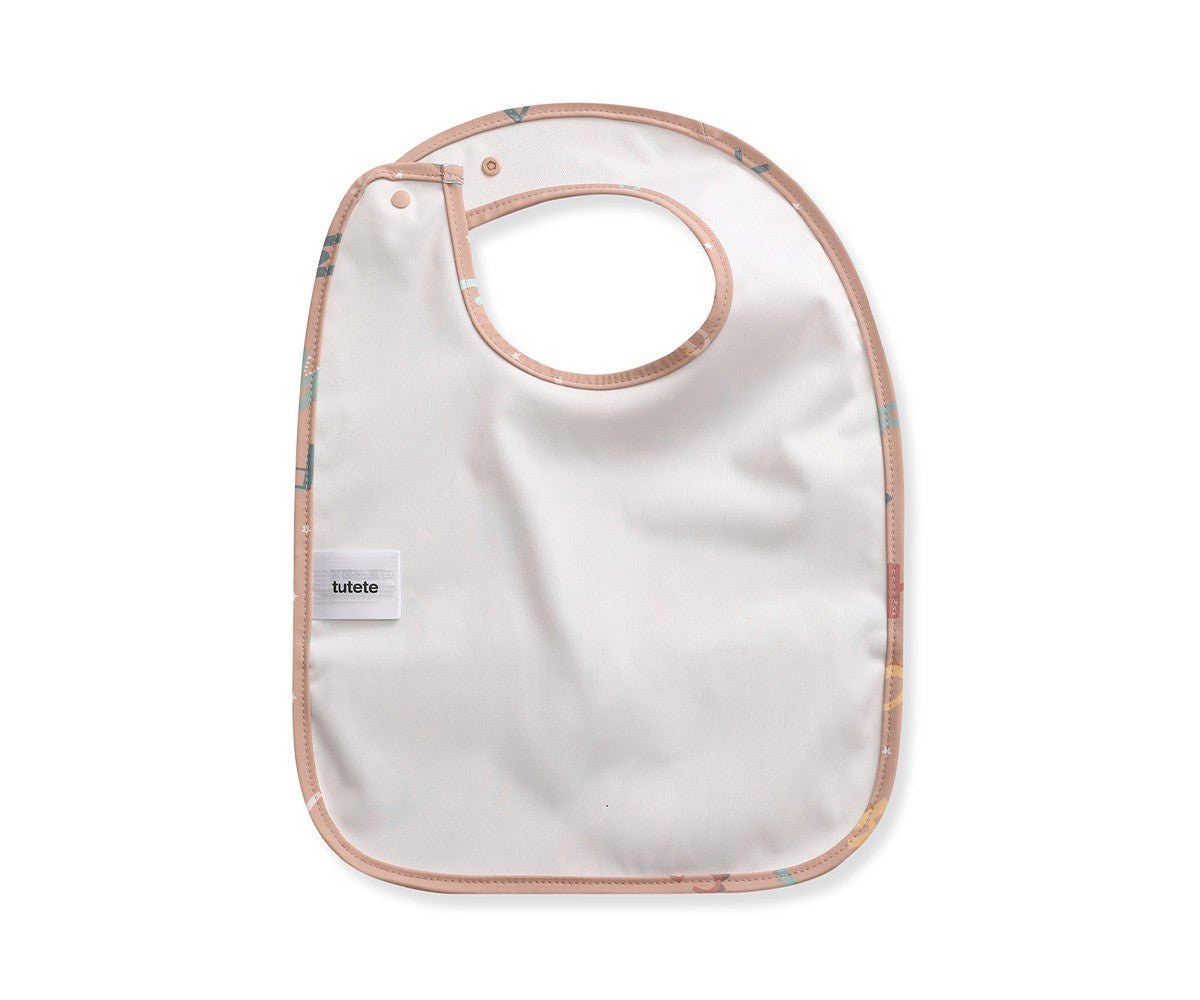 Babero impermeable con divertidas letras del alfabeto