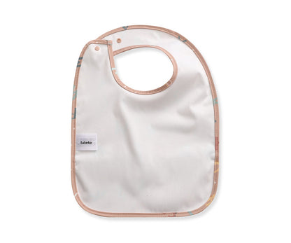 Babero impermeable con divertidas letras del alfabeto