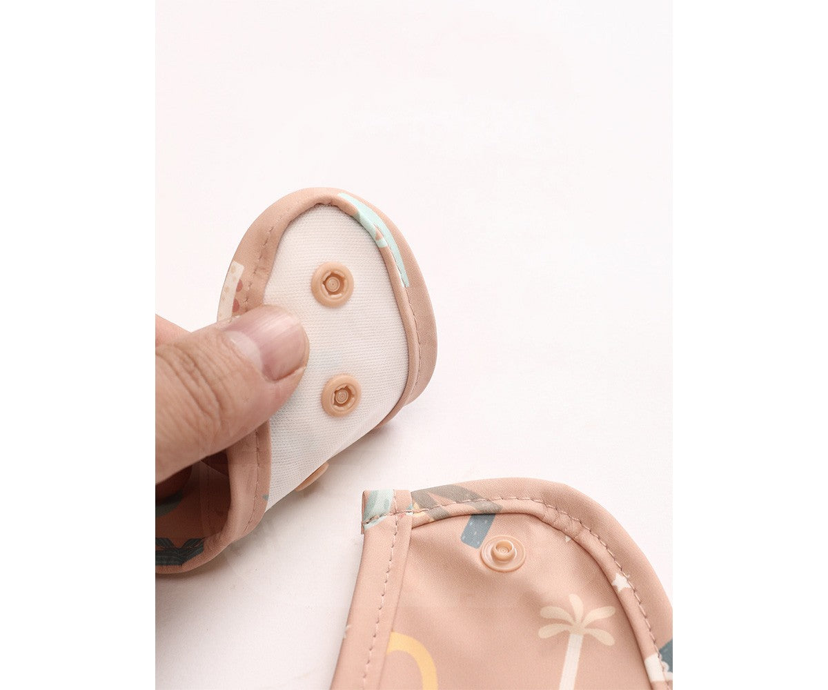 Babero impermeable con divertidas letras del alfabeto