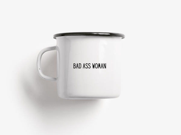 Tazza smaltata con scritta "Bad Ass Woman"