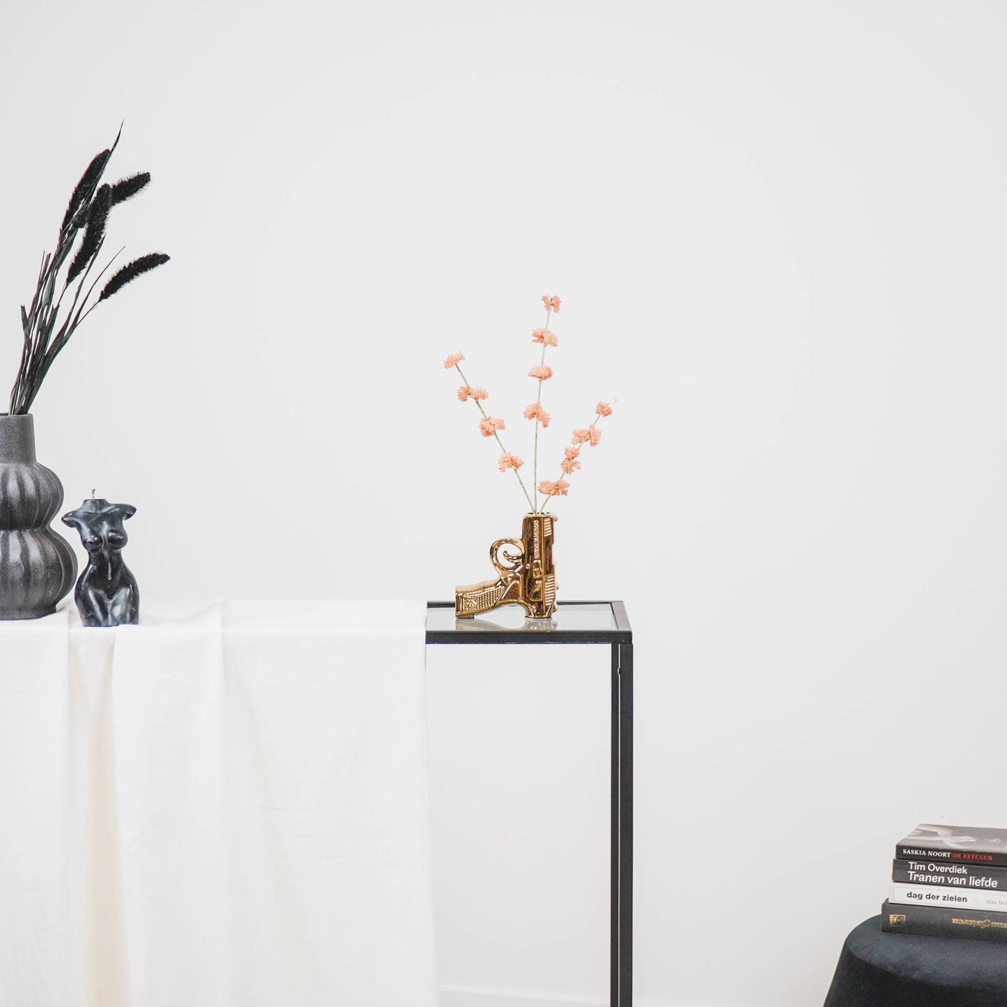 Jarrón de flores dorado con forma de pistola