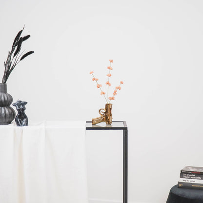 Jarrón de flores dorado con forma de pistola