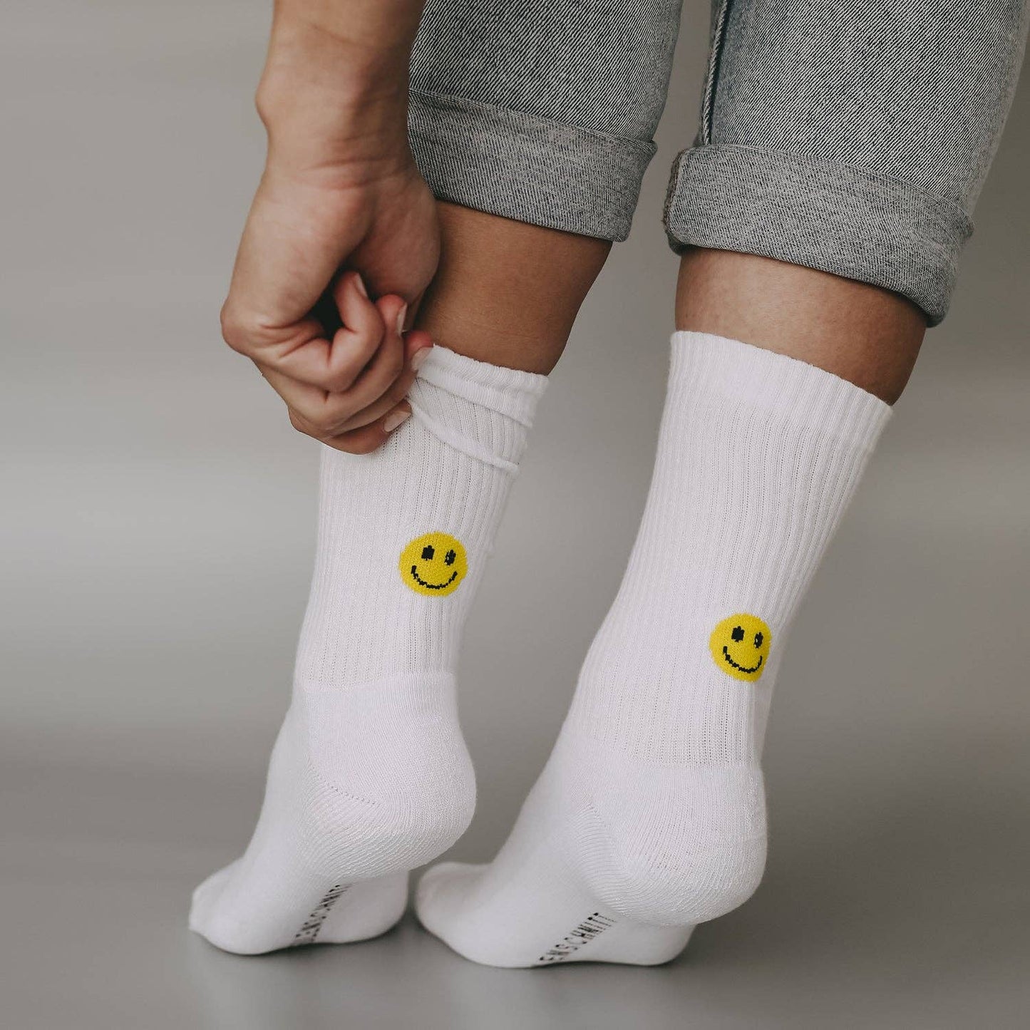 Calcetines blancos con carita sonriente amarilla