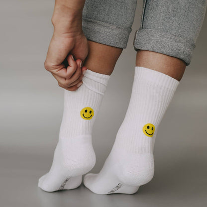 Calcetines blancos con carita sonriente amarilla