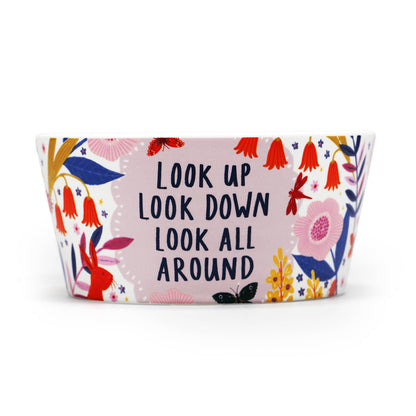 Taça em cerâmica com desenho floral, mensagem positiva e inspiradora.