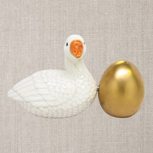 Sal y pimienta, ganso dorado y huevo