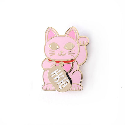 Pin de gato de la suerte rosa