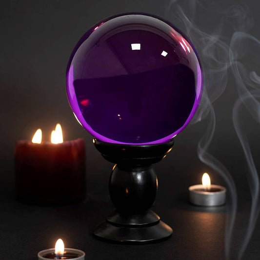 Gran bola de cristal violeta sobre soporte