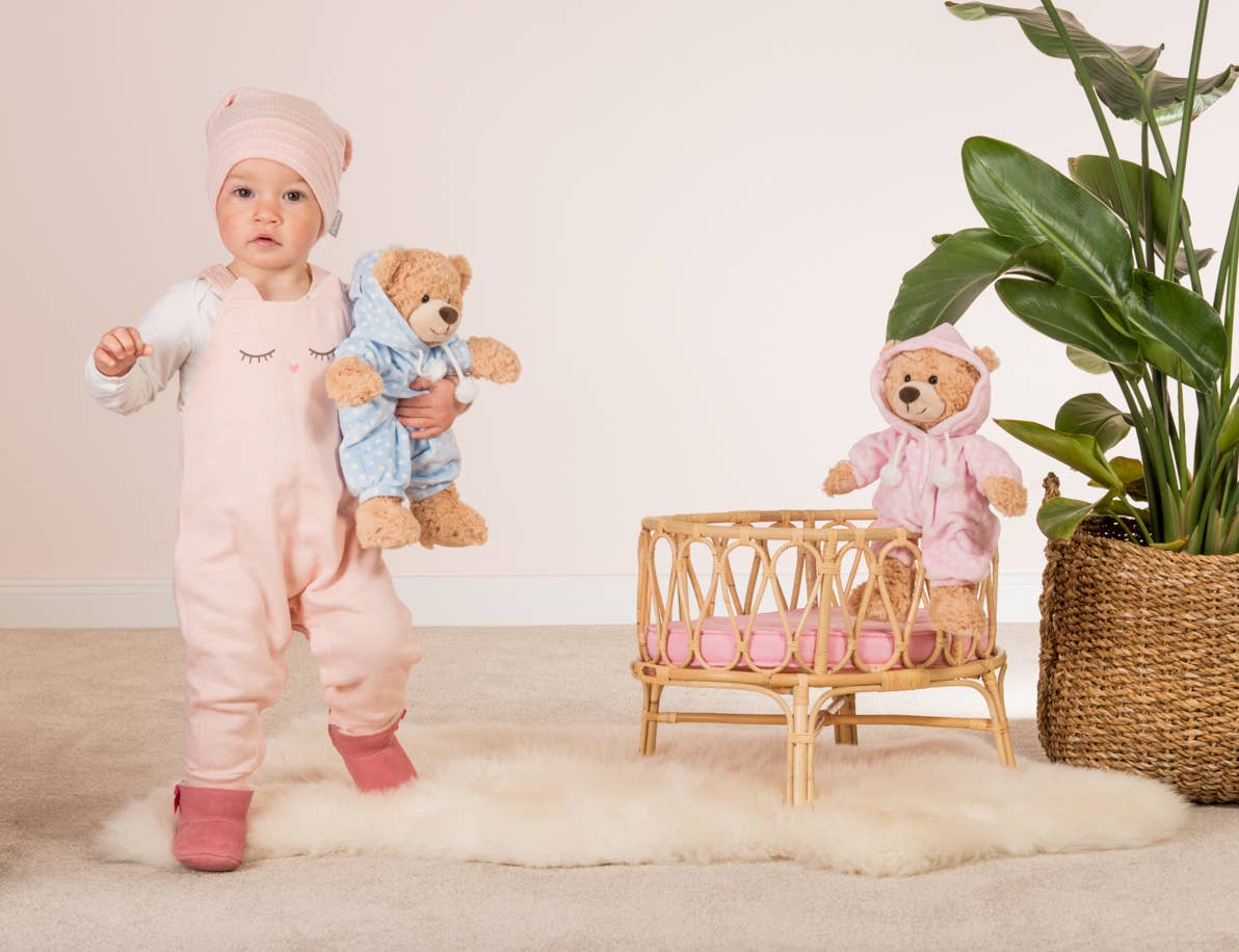 Knuffelbeer in Blauwe Pyjama
