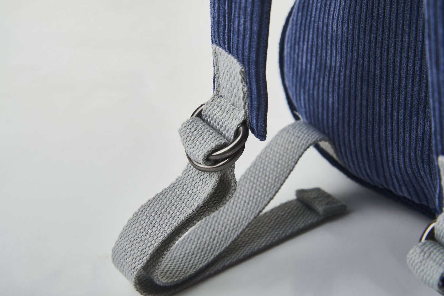 Zaino all'uncinetto a forma di pinguino – blu e bianco