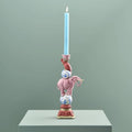 Kandelaar met vogel op olifant, roze hars, 13 x 9 x 30,5 cm