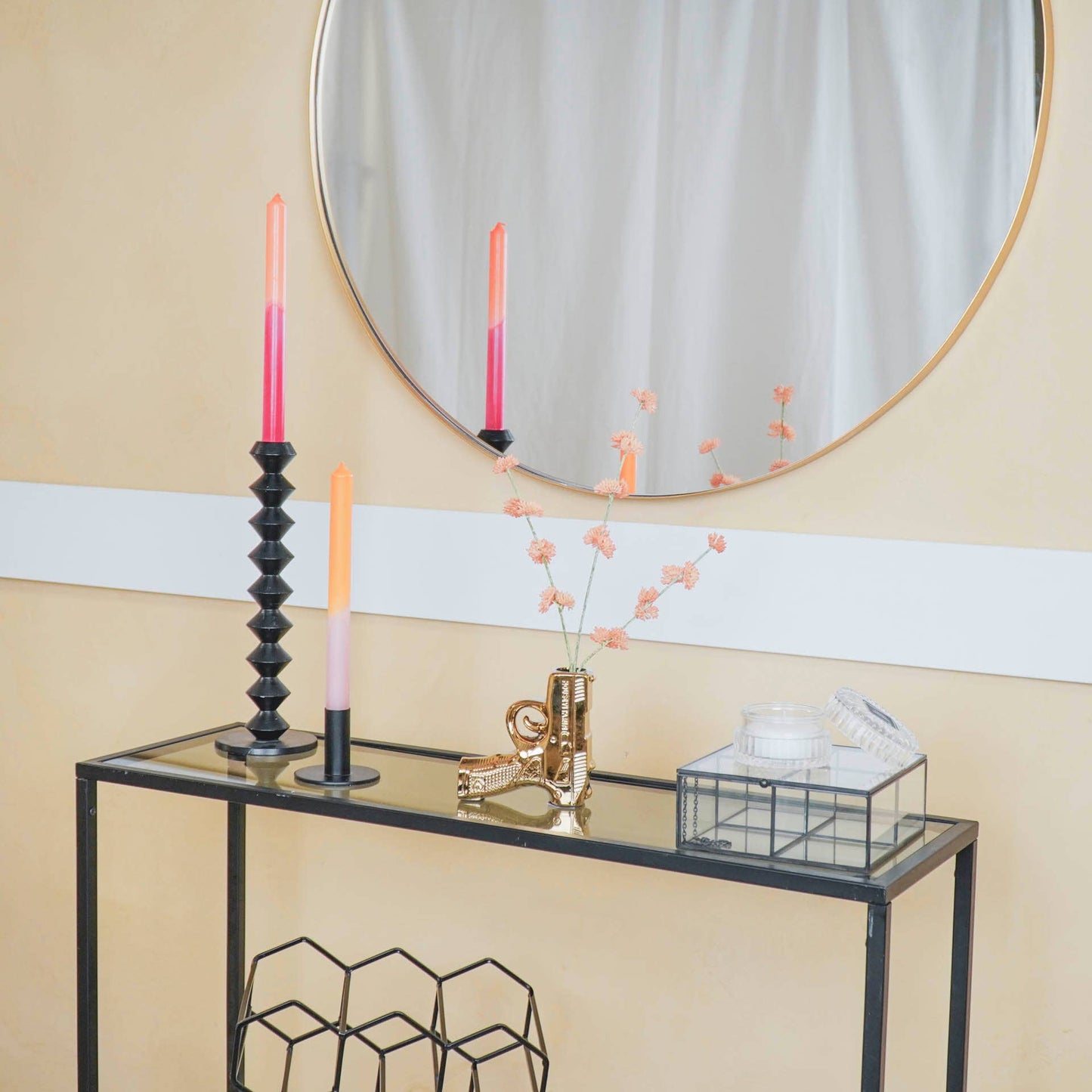 Jarrón de flores dorado con forma de pistola