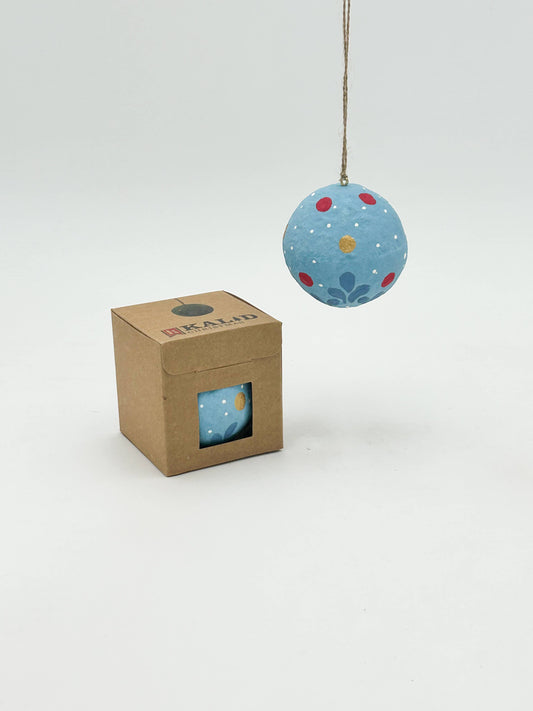 Adorno navideño colgante hecho de algodón maché verde