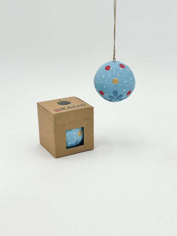 Boule de Noël en coton mâché