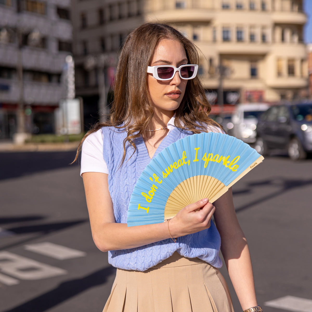 Éventail « I don't sweat, I sparkle » Bleu (Brille dans le Noir)