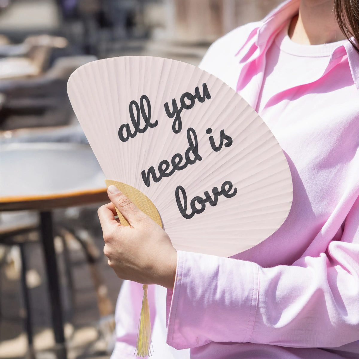 Éventail Demi-Lune « All you need is love »
