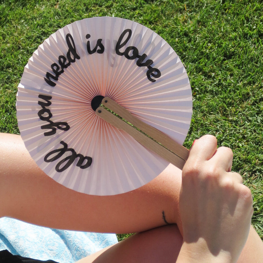 Éventail Pai Pai « all you need is love »