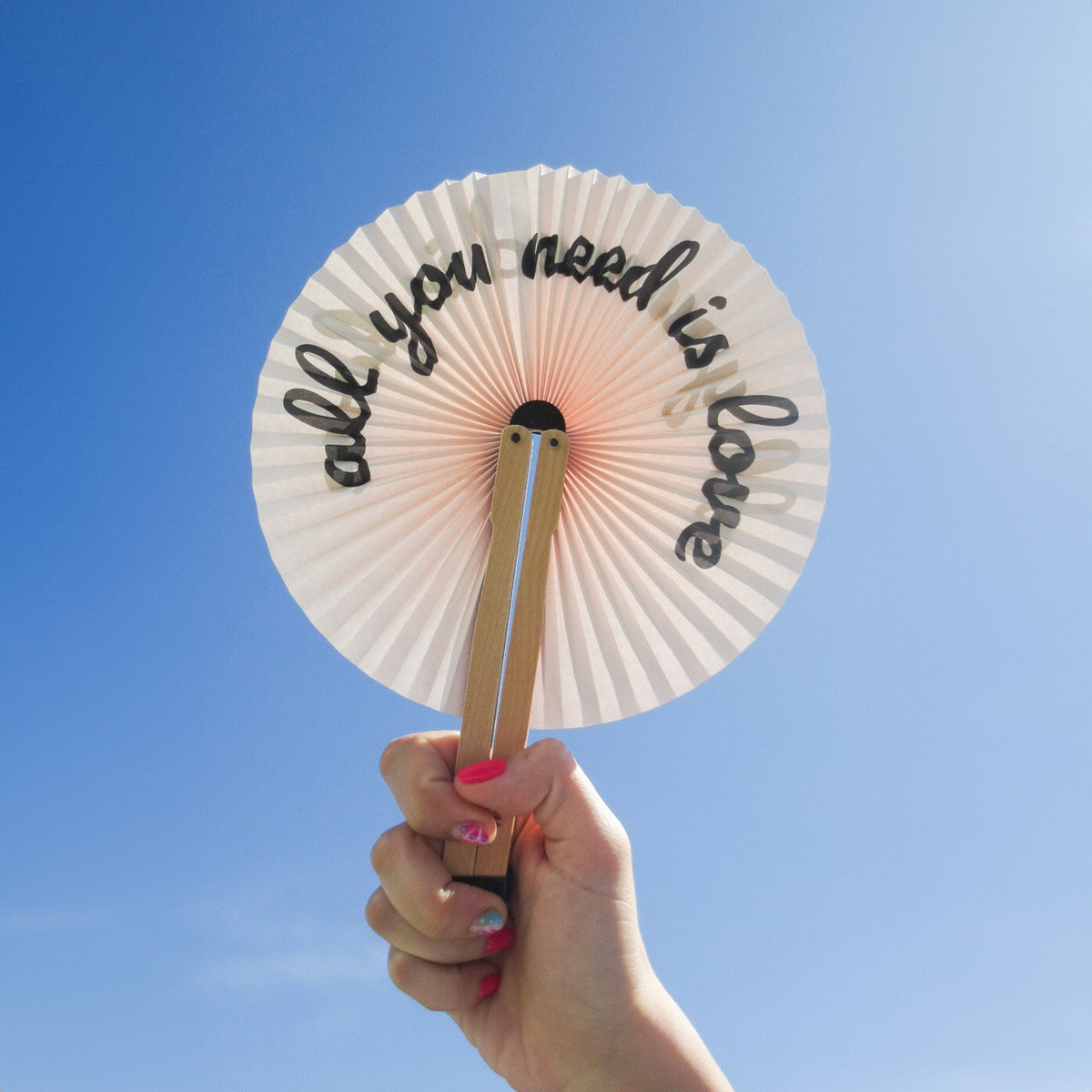 Éventail Pai Pai « all you need is love »