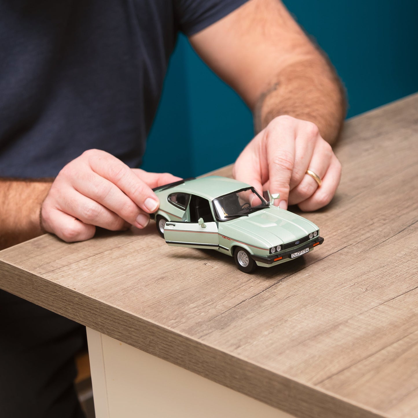 1:24 FORD CAPRI (1982) VERT CLAIR