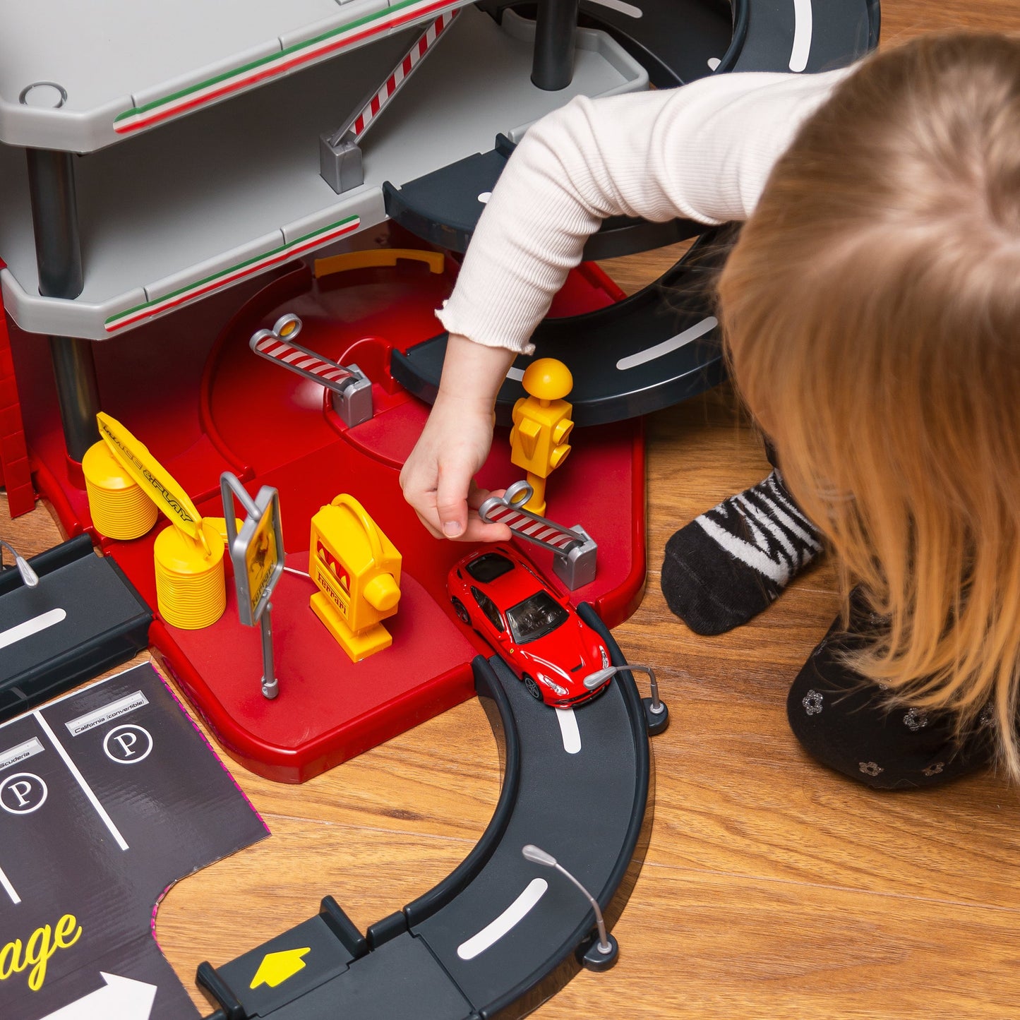 PARKING FERRARI 1:43, COMPRENANT 2 VOITURES