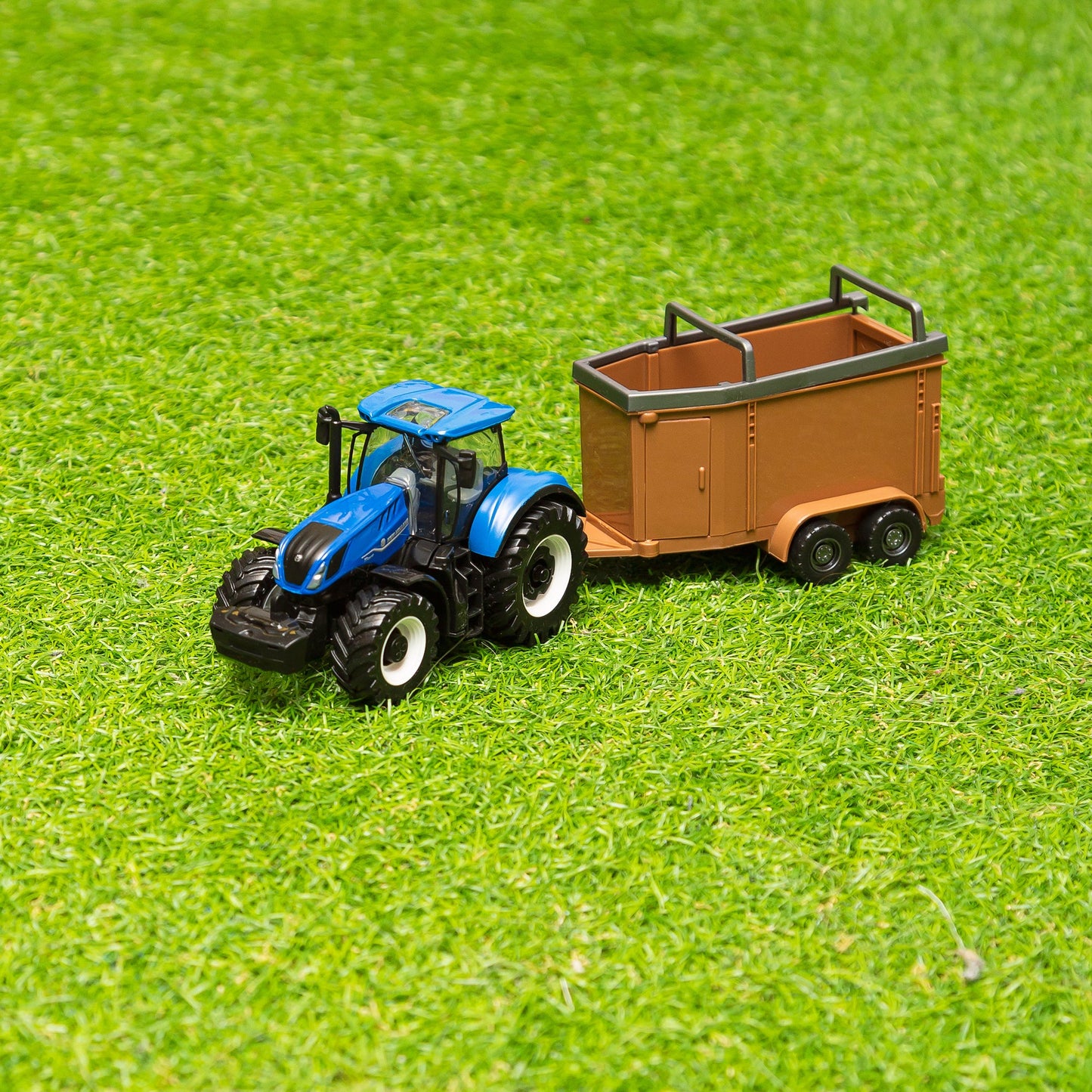 NEW HOLLAND T7.315 TRACTOR 10CM WITH HORSE TRAILER