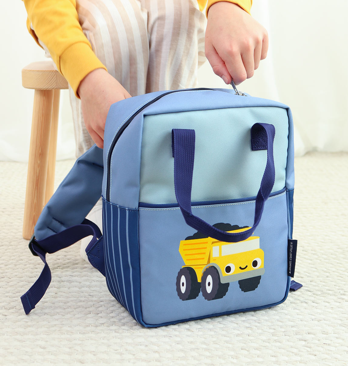 Petit sac à dos carré enfant - Camion-benne – vue 2 – A Little Lovely Company