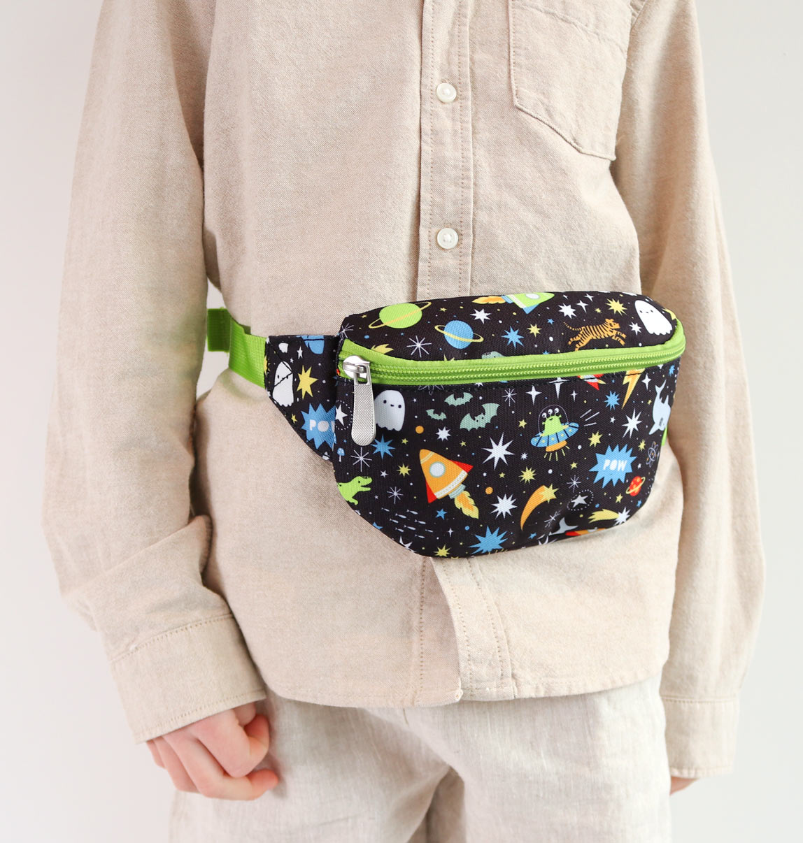 Sac banane enfant - Galaxie – vue 3 – A Little Lovely Company