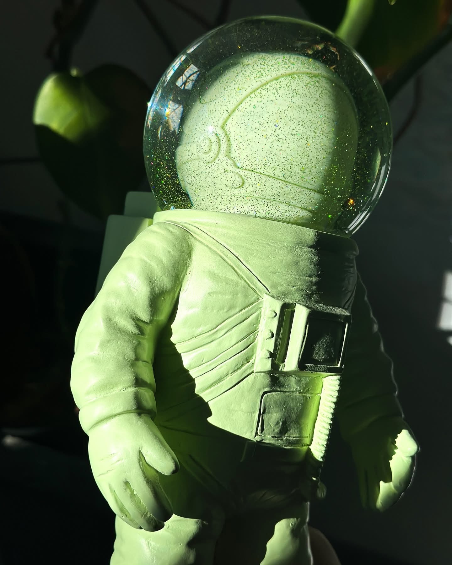 Bola de nieve de astronauta verde