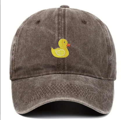 Gorra lavada con pato amarillo bordado