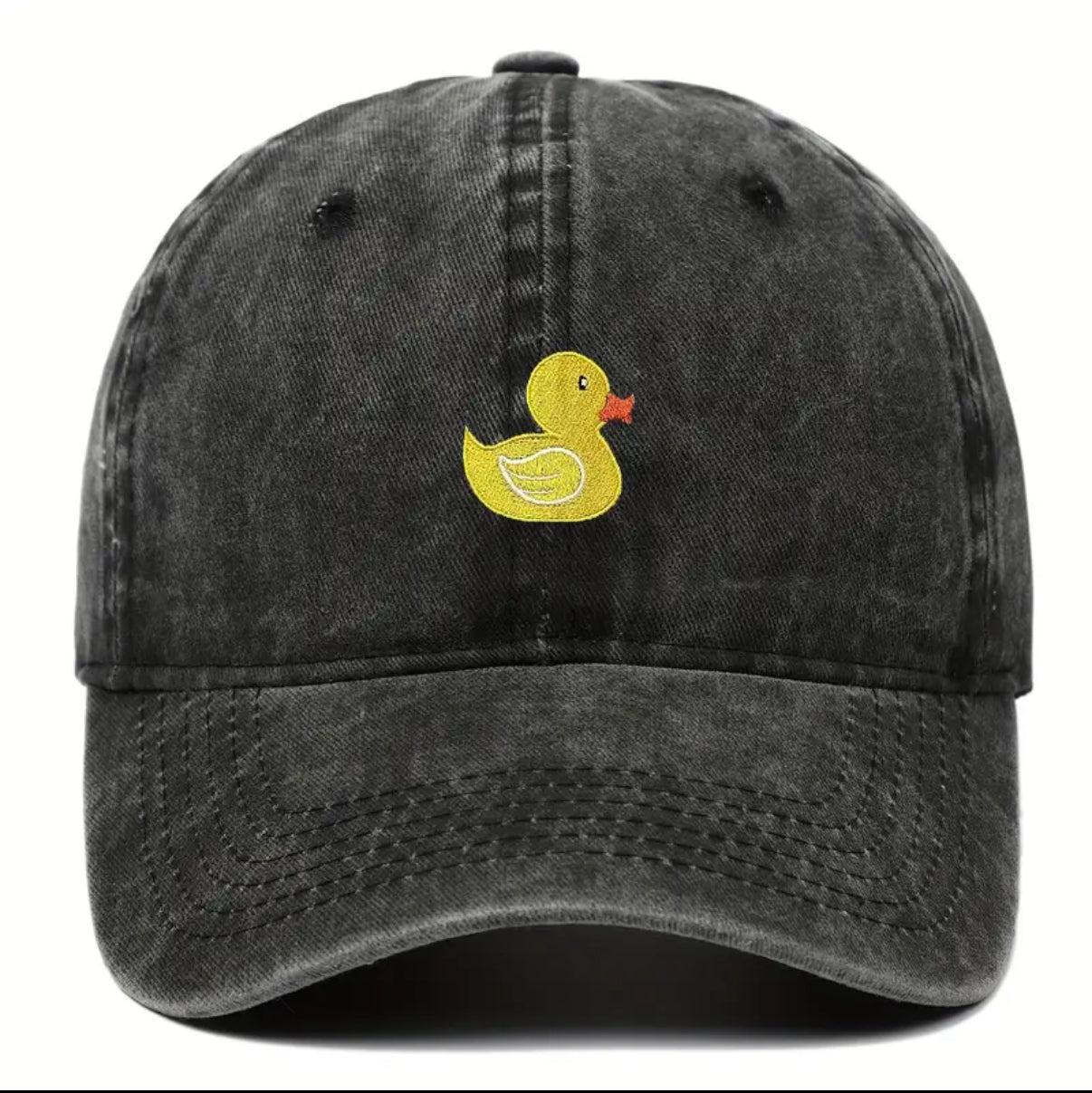 Gorra lavada con pato amarillo bordado
