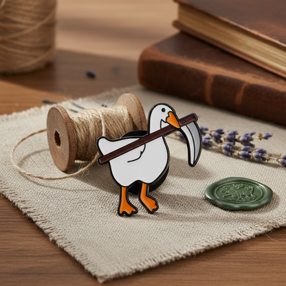 Pin de pato blanco con guadaña