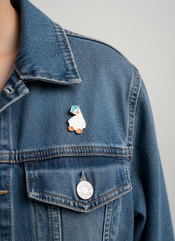 Photo produit - Pin's Canard Blanc Chapeau Bleu