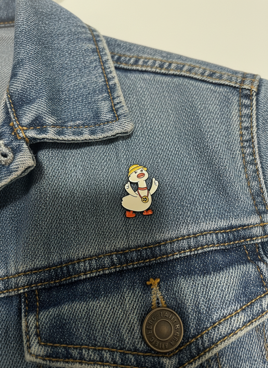 Pin turístico de pato blanco