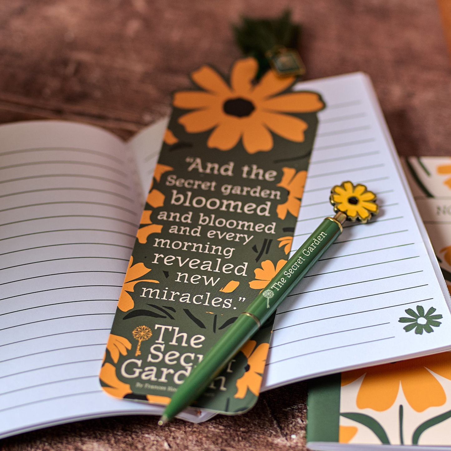 Marque-page avec breloque et pompon The Secret Garden