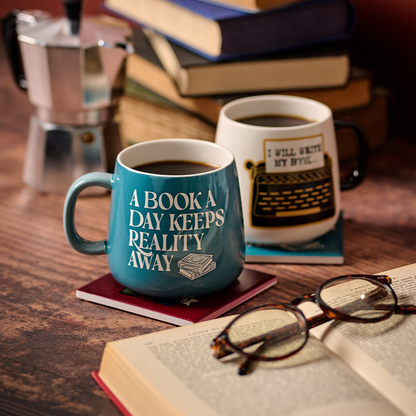 Mug ovale A Book A Day Keeps Reality Away - 370 ml