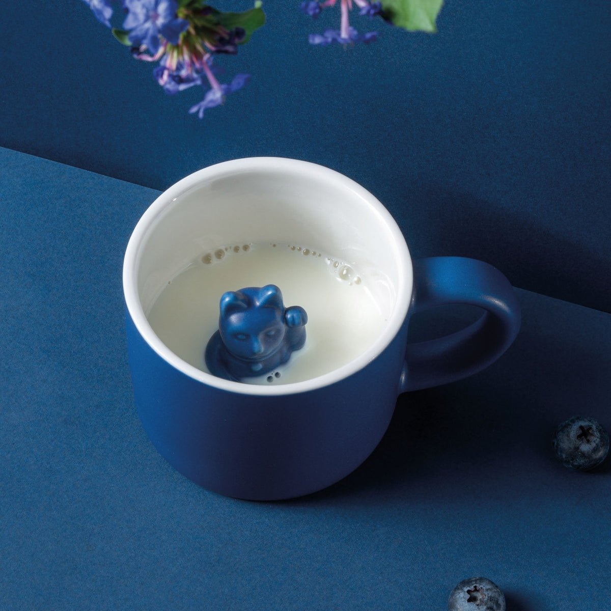 Taza de chat de la suerte azul oscuro