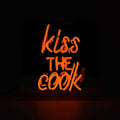 Neon beija o cozinheiro laranja