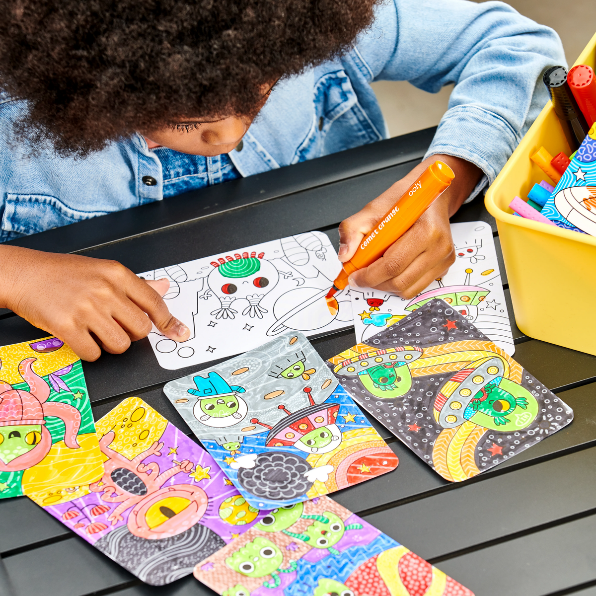 Cartes de coloriage à motifs cachés Undercover Art Dinosaures – Lot de 12 – OOLY