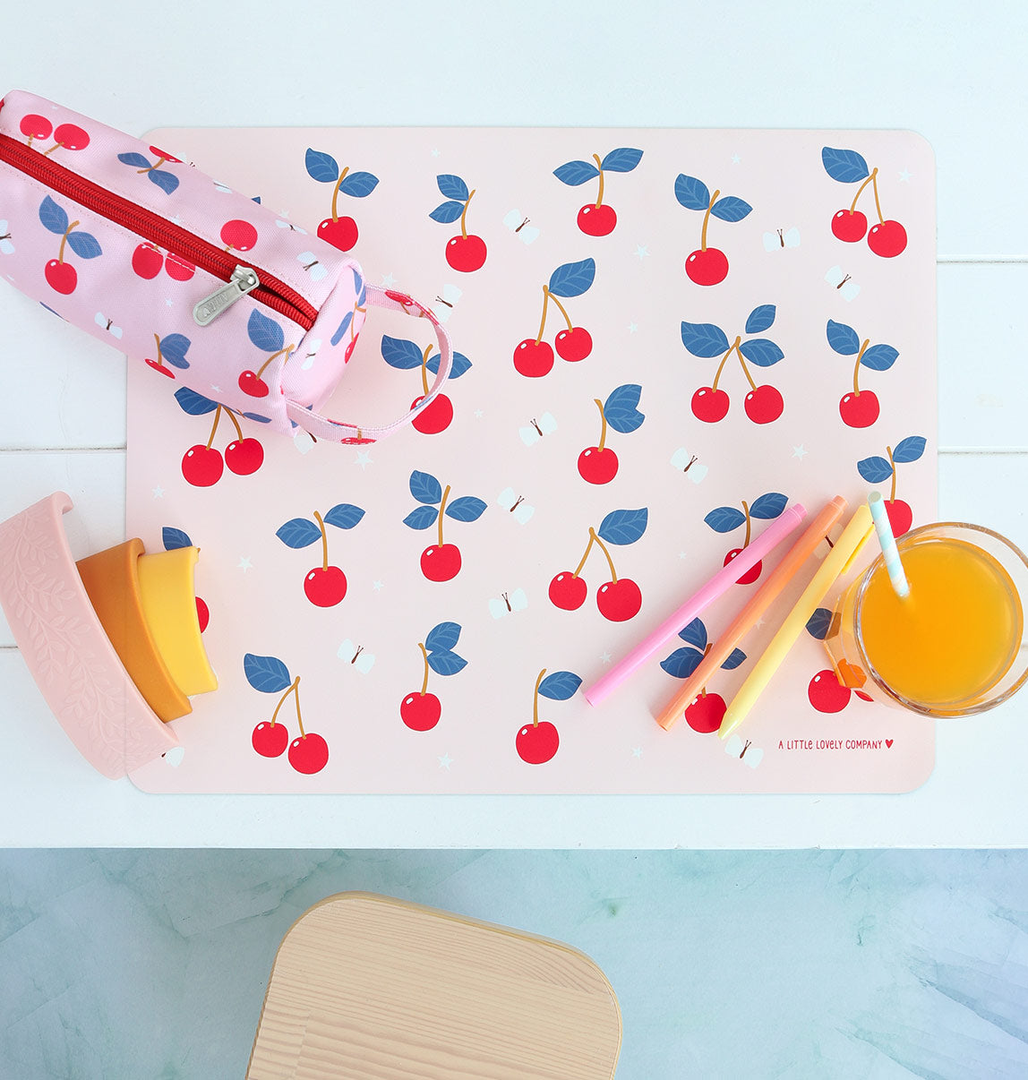 Set de table enfant - Cerises – vue 3 – A Little Lovely Company