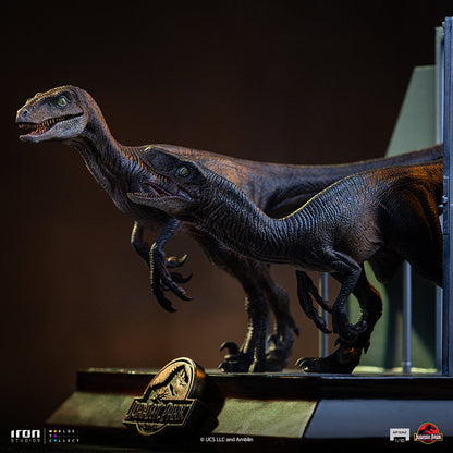 Pre-Order - Raptors at the Kitchen's Door Statue - Jurassic Park - Art Scale 1/10 - Iron Studios
